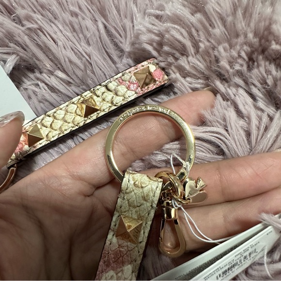 Pyramid Stud Lanyard for one - Picture 2 of 5